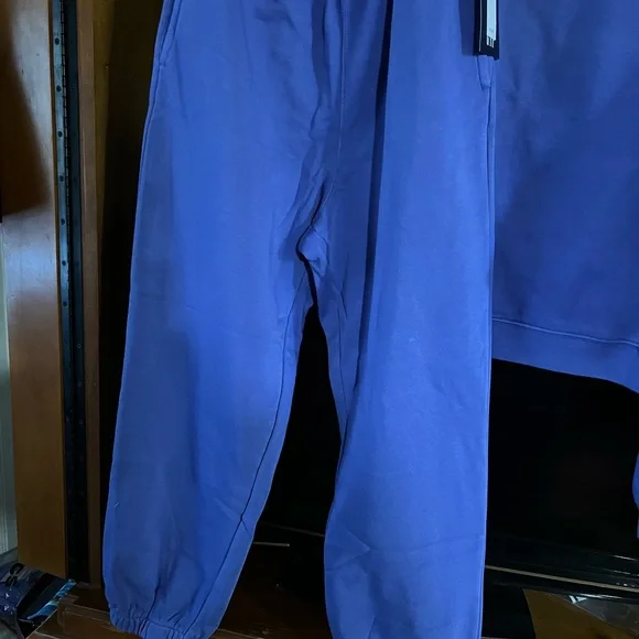 GAP Sweatsuit Jogger Set
Crop sweat top is XL
Sweat pants are size L - Picture 6 of 8